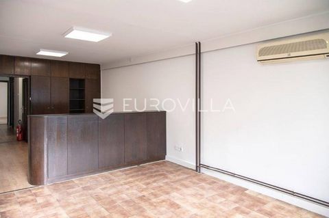Zagreb, Travno, street business premises / premises 97 m2 on the ground floor of a residential building. It can be used as a living space. Parking in the zone without payment. Ideal for various activities: office, catering, shop, fitness center, show...