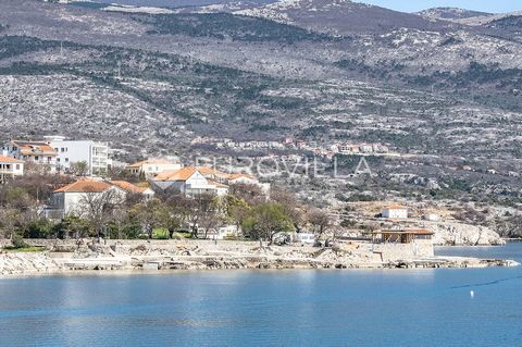 In a dominant position along the coastal promenade in the 1st row to the sea, with a panoramic view of IslandKrk and the Krk channel, there is a plot of land with an area of 4453 m2. It's a house for adaptation, reconstruction, or demolition with an ...