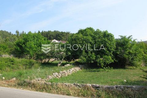 Korcula, Vela Luka, building land with a total area of 635 m2. Communal infrastructure (paved road, water, electricity, telephone and sewage under construction) is located next to the land. The land is flat, distance from the sea about 200 m and is c...