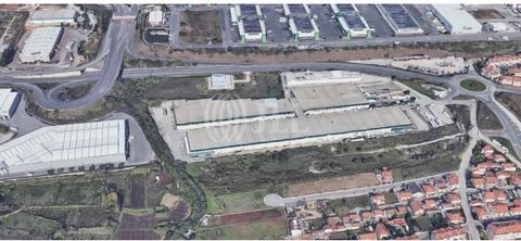Armazém com 493 m2 localizado na Vialonga, no complexo industrial da Granja a cerca de 30 minutos do centro de Lisboa. O ativo atualmente está arrendado. Este armazém beneficia também de ótimos acessos, estando localizado junto à A1 e à A9. Localizaç...