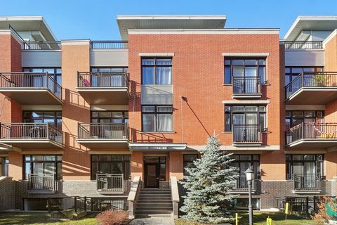 Beautiful open concept condo consisting of 2 bedrooms and 1 bathroom. Outdoor parking and storage space (locker) included. Located on the 2nd floor in the Jardins Victoria building in Lachine near the corner of 25e Avenue and Victoria. Facing the bik...