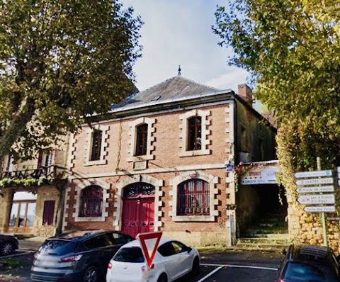 Exclusively with IMOCONSEIL, A splendid building of more than 600m2 on three levels: The old cinema of our medieval town. Three trays of 200m2, 220m2 and 200m2 in attic will be rehabilitated. A No1 location in Gourdon en Quercy with three free parkin...