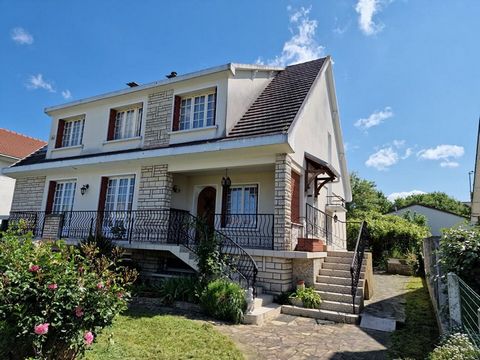 91250 SAINTRY-SUR-SEINE House 9 rooms 6 bedrooms 195m² Price : 457 600 euros In the immediate vicinity of the city center and schools, the house has on the ground floor a hall serving the living room of 35m ² with fireplace, kitchen, bathroom, toilet...