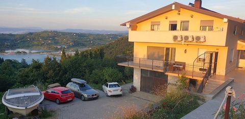 We present a unique opportunity to acquire a captivating three-storey house featuring four apartments with a generous total area of 309 m2, situated in the charming location of Strunjan. Constructed in 1991, this property comes with a spacious land a...