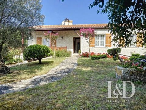 1.5 km from the beach and 1 km from the centre of Meschers sur Gironde, this traditional villa dominates in the heart of its well-landscaped 2730m² grounds. The main house is on the raised ground floor: an entrance hall, a living room with fireplace ...