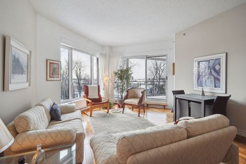 Luxurious waterfront condo with magnificent views, southwest orientation for excellent light, open concept, quartz kitchen counters, two bedrooms, large private balcony, garage with storage, elevator , a heated swimming pool, a gym, a roof terrace wi...