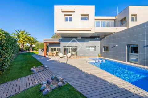 Lucas Fox presents this house designed with an exquisite rationalist design, it is distinguished by being very functional for everyday use, by the natural light it receives from the four facades and highlighting that the majority of its main rooms ar...