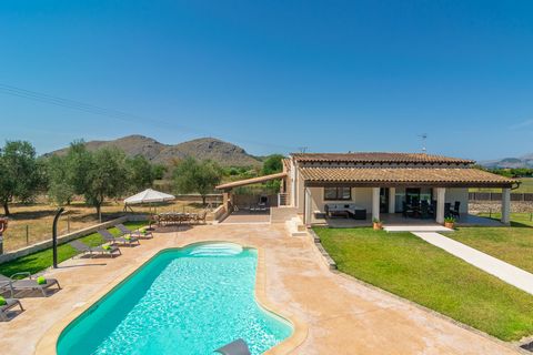 In this spectacular villa, 8 guests will find a marvelous garden with an amazing private pool, beautiful terraces, mountain views, and the beach of Puerto de Alcúdia just 2.3 km away. This wonderful villa offers spectacular exteriors. The green garde...