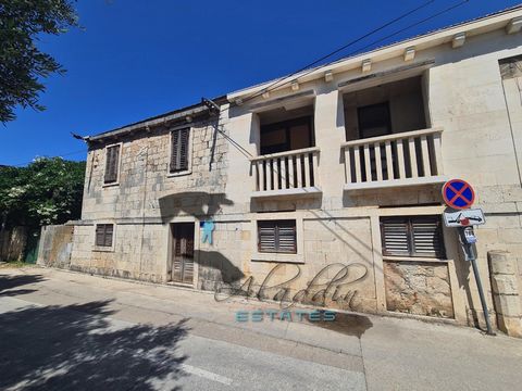 Sutivan, spacious villa in the first row to the sea, of traditional construction, with developed gross living area of 248 m², partially furnished, for adaptation. It was built as a two-story building on three floors. In the partially subterranean flo...