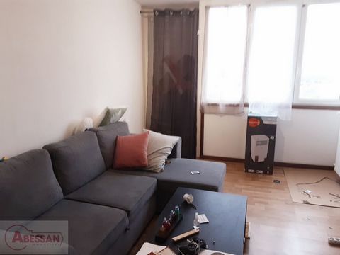 North (59). For sale in Mons-en-Baroeul, in a secure residence, a Type 2 apartment currently rented. With a large surface area, it is located in a quiet environment on the 18th floor. Good profitability. Ideal investors! CARREZ surface area: 54 m² Al...