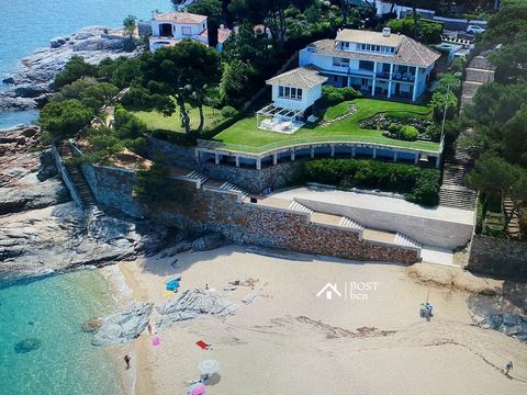 Il gioiello di S'agaró. Bella proprietà sul lungomare nell'urbanizzazione privata di S'Agaró Vell di fronte a Cala de Sa Conca. La casa è distribuita su 3 piani. Tutte le camere sono perfettamente orientate per godere della vista panoramica sul mare....