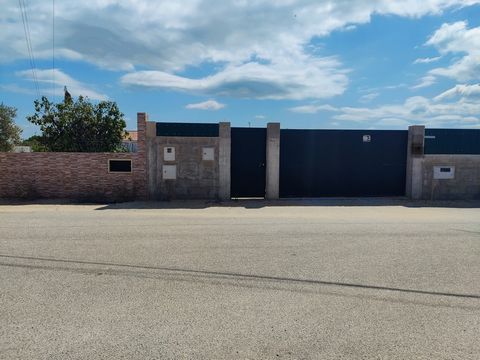Warehouse with 200M2 and with an urban land area of 2567 M2. Do your project here to build the house of your dreams or for your future business. Close to transport, services and commerce. Come visit!