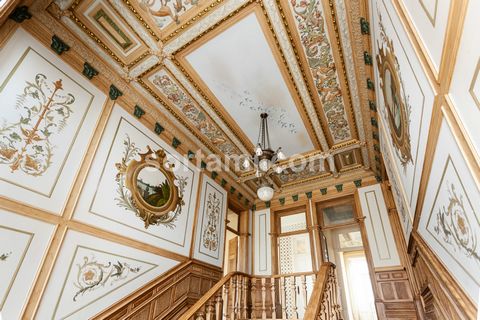 Centennial Palacete with four floors, located 200m from the beach! The building is a construction from the 1920s and is inspired by the ArteNova style, characterized by being a particularly decorative style. It is beautiful and noble, possessing deco...