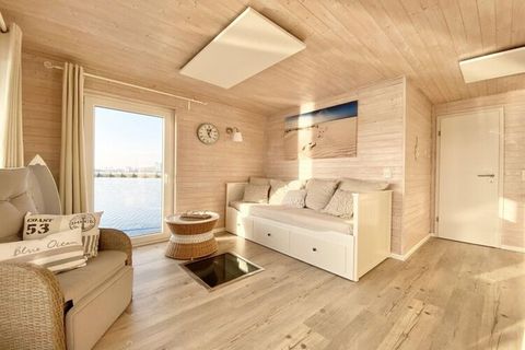 La casa galleggiante Südstrand è una casa vacanza speciale per 2 persone. Che si tratti di coppie, amici o luna di miele. Una spaziosa camera da letto e una terrazza anteriore lunga quasi 3 metri sono le particolarità della vostra casa vacanza al mar...