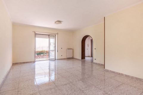 Fabrica di Roma - Materano In a quiet residential street in Fabrica di Roma, we are pleased to offer for sale a three-level villa with a paved garden of about 300 square meters. From the small terrace that runs along the front side of the villa, you ...