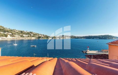 Villefranche sur mer - Gamla stan // LOFT 3P lägenhet 100m2 / SISTA VÅNINGEN // Havsutsikt Låt oss komma utöver det vanliga för denna fantastiska 100 m² loft / duplexlägenhet på översta våningen i en byggnad i gamla stan. Den är sammansatt enligt föl...