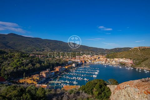 Within the splendid Rocca Spagnola of Porto Ercole, we offer for exclusive sale a delightful 115 sqm flat on two levels, comprising on the ground floor a comfortable living area with kitchen, a bedroom and a bathroom with tub. On the upper floor, acc...