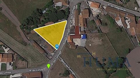 Building land Land located in Pardilhó with about 725m2 and 39m of front. It has feasibility of construction if you want to build your house and very sunny. It is located 2 minutes from the center of Pardilhó, with good access and where you can find ...