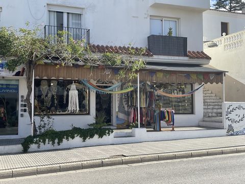 Magnificent commercial premises in the town of Tarifa. It is located in a very busy commercial area, with many shops, restaurants and cafes in the area and is currently a business that has been running for 33 years. It consists of two commercial prem...