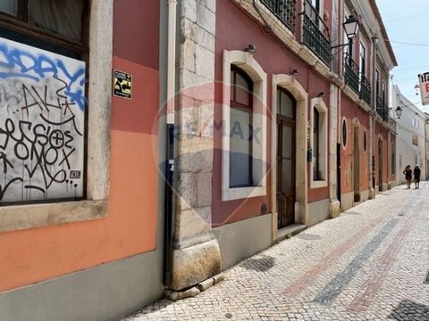 Description Building in the Heart of Setubal Great Opportunity for Investors in the Area of Tourism or Local Accommodation The building is located in the historic center of Setúbal, in the former parish of Santa Maria da Graça, covered by the ARU (Ur...