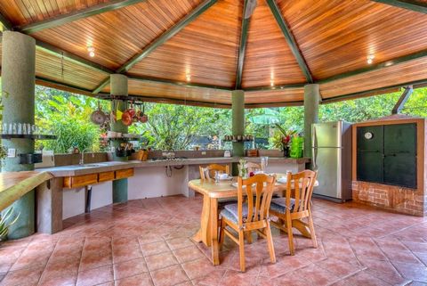Prissänkning $ 355.000, var $ 375.000 Välkommen till Villa Marbella, en fantastisk fastighet belägen i hjärtat av Playa Negra Heights. Detta privata och välskötta hem erbjuder en rymlig boyta på 300 kvadratmeter, med 4 sovrum, 3 badrum, ett utomhuskö...