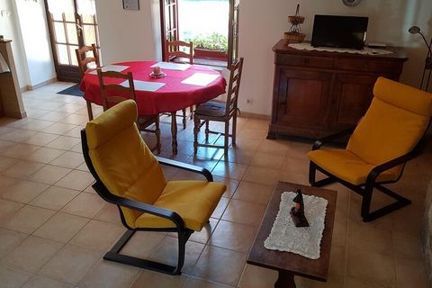 This stunning 2-bedroom holiday home is in Bonnemain. It is ideal for family or a group and can accommodate 4 guests. This holiday home has a private furnished garden, perfect for relaxing during the holiday. The lake is 5 km from the stay. The local...