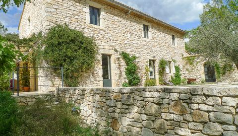 In a preserved area, superb stone property on 1.5 hectares of land, including a truffle field and a fenced part. This charming old farmhouse, restored from approx. 170 m2 of living space spread over 2 levels. Pleasant living room with a fully equippe...