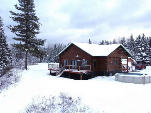 Magnificent log property or cottage on the banks of the St-Maurice River, about 15 minutes from downtown La Tuque (km 86 of Route 155 South). Stunning views of the river and mountains and close to the Zec Wessonneau. In front of this property you hav...