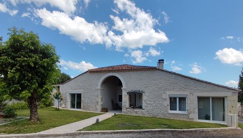 In the middle of a small hamlet of 7 character stone houses, a beautiful renovation of a large old outbuilding (230 m2) into a very comfortable residential house with a lovely swimming pool and an enclosed garden. The view from the swimming pool (4/9...