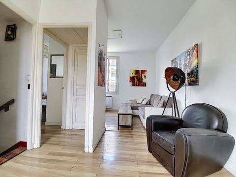 Saint-Laurent-du-Var - Avenue Pierre Sauvaigo. Appartement atypique sur 2 niveaux ; 2 pièces d'environ 40m² dans une maison en copropriété. Entrée privative, au rez-de-chaussée : une salle de douche avec WC. À l'étage, un séjour traversant de 20m² Es...