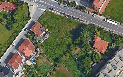 Terreno urbano com 2953m2 com 2 frentes e possibilidade de construção em altura. Pela sua localização este terreno é ideal para Posto de combustível, Restaurante Fast food ou prédio. Terreno de Tipo I com um índice de utilização de 1,1. Com aproximad...