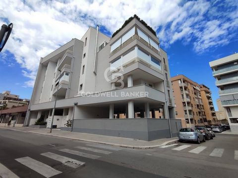 Appartamento posto al piano primo di un palazzo di recentissima costruzione ( anno 2021 ), di 98mq circa con ampio balcone + 15 mq di box auto dotato di serranda elettrica. L'immobile è così composto: soggiorno/ cucina , 2 ampie camere da letto , 1 r...