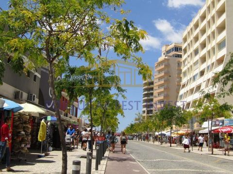 Opportunité unique sur la première ligne de Praia da Rocha Des magasins polyvalents avec de multiples possibilités ! Emplacement imbattable : Dans une zone commerciale animée, avec un grand flux de personnes. Accès facile en voiture et en transports ...