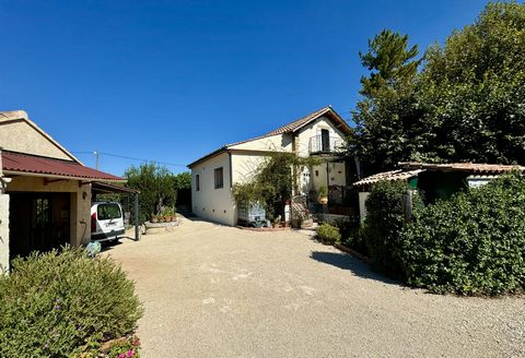 House with historic charm in Jonquières, close to the village center, in a residential environment (outside the subdivision) and out of the noise zone (PEB). Renovated in 2021, this house is composed on the ground floor: a living room, a bright separ...