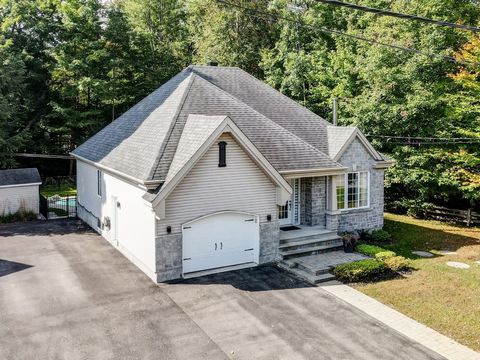 Superbe propriété de plain-pied, clé en main avec garage attaché, offrant une cour de rêve avec spacieuse terrasse et piscine creusée et chauffée Fibro. L'intérieur charmant comprend 4 chambres et 2 salles de bain, idéal pour une famille. La cuisine,...