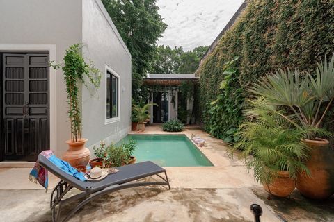 Esta excepcional casa premiada foi reconhecida por seu design de interiores e ganhou o segundo lugar no Architectural Digest Awards for First Feature em 2018. Propriedades como esta, uma residência térrea com 4 quartos e 4 banheiros, são extremamente...