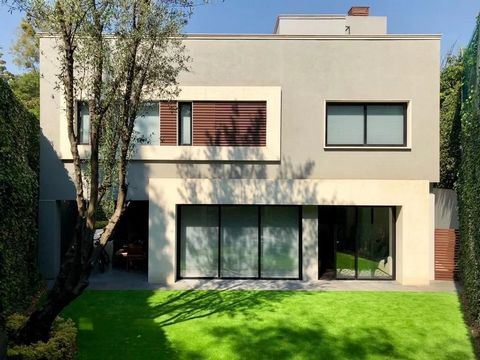 Mexiko-Stadt – Lomas de Chapultepec – Zu verkaufen – Luxushaus – 3 Schlafzimmer – 3,5 Badezimmer – 3 Parkplätze – 420 m2 Baufläche – 380 m2 Grundstück – Serviceraum – Sonnenkollektoren Entdecken Sie dieses unglaubliche Luxushaus zum Verkauf im belieb...