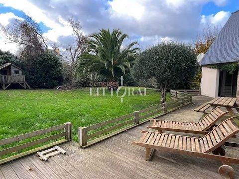 Come and discover this charming sea-view house in LOUANNEC, built in 1992 and completely renovated, on a plot of 1233 m2 and less than 900 m from shops. It consists of an entrance, an open and equipped kitchen, a living room, a dining room with sea v...