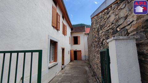 CASA DI VILLAGGIO CON FIENILE! Nel cuore di una cittadina tranquilla a cinque minuti da Tarascon-sur-Ariege. Casa di paese con annesso cortile e fienile. Ha al piano terra una cucina, sala da pranzo e soggiorno e un bagno. Al piano superiore, tre cam...