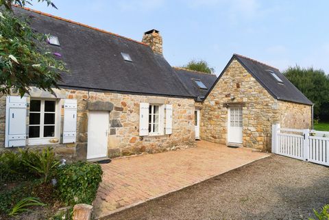 Niché dans un écrin de verdure , dans une impasse à deux pas de toutes commodités, ce penty traditionnel vous charmera dès l'entrée de la propriété. La maison principale propose une cuisine, un espace sanitaire et un salon avec cheminée. A l'étage on...