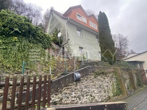 Willkommen in Ihrem neuen Refugium! Dies charmante Einfamilienhaus mit einer großzügigen Wohnfläche von 139 Quadratmetern und insgesamt 5 Zimmern bietet Ihnen die perfekte Kombination aus Komfort und Gemütlichkeit. Die Küche, als Herzstück des Hauses...