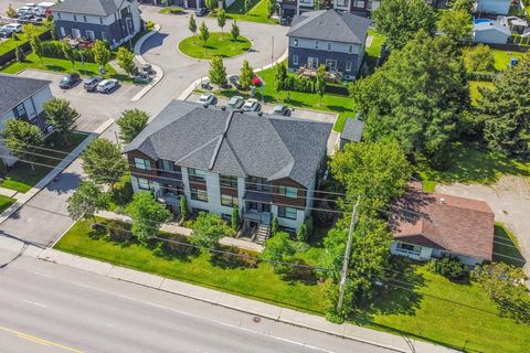 Découvrez ce triplex de nouvelle construction, alliant qualité et investissement judicieux dans le secteur recherché de Blainville ! Triplex jumelé de deux 4 et demi sur deux étages avec une superficie de 1 220 p.c.et un logement de 5 et demi situé à...