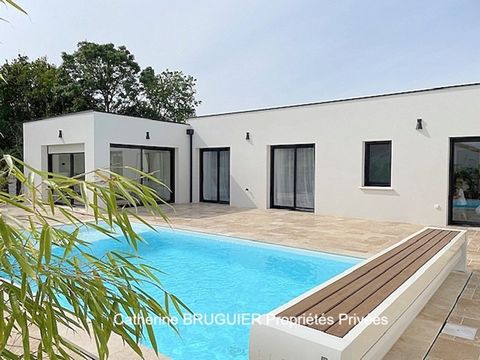 15 mins des Portes de La Rochelle, Véritable coup de coeur pour cette villa d'architecte de 195 m2 , achevée en février 2024, sur une parcelle de plus de 700 m2 avec piscine chauffée, cuisine d'été, garage de 110 m2 en sous sol, dans le village dynam...