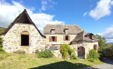 Ontdek deze charmante boerderij gelegen in Firmi, met een bewoonbare oppervlakte van ongeveer 240 m², uitgebreid met 28 hectare landbouwgrond en talrijke bijgebouwen. Gelegen op de hoogten in een rustige doodlopende straat, op slechts 3 km van de weg...