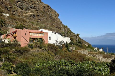 Willkommen in diesem charmanten Landhaus in der idyllischen Gemeinde San Juan de la Rambla! Dieses atemberaubende Anwesen bietet einen spektakulären Meerblick und verspricht Stunden der Entspannung in einer malerischen Umgebung. Das Haus verteilt sic...