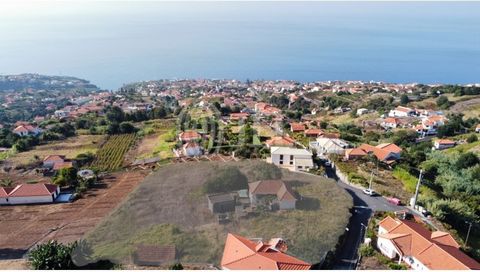 Parcelle de terrain de 1 060,56 m² pour la construction d'une maison à Estreito da Calheta, dans une zone calme avec une bonne exposition solaire et une vue imprenable sur la mer. Proche de la voie rapide, à 5 minutes de la plage de Calheta, du musée...