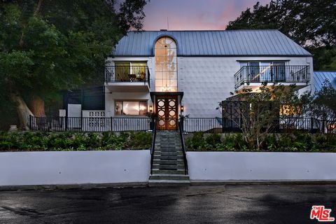 Découvrez votre sanctuaire moderne dans cette maison de style normand français magnifiquement réinventée, nichée sur la sereine North Beverly Drive. Entrez dans des espaces élégants et ensoleillés avec un mélange harmonieux de luxe et de fonctionnali...