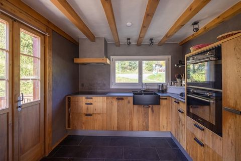 Le Chalet Verrel est un superbe refuge pouvant accueillir confortablement jusqu'à 14 personnes, parfaitement situé pour offrir une vue imprenable tout en restant à proximité du charmant village. Le niveau supérieur a été magnifiquement rénové, avec u...