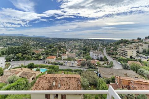 Magnifique 3 pièces avec une vue mer panoramique ainsi que sur les collines. L'appartement est situé au 4ème et dernière étage et se compose comme suit : une entrée, un séjour donnant sur une profonde terrasse d'environ 12 m2 avec la vue mer, de deux...