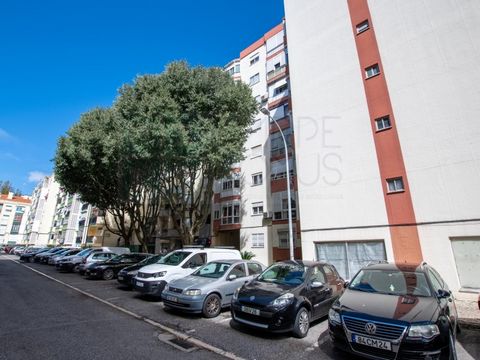 Apartamento T2 em prédio de 2 elevadores e com condomínio organizado. Dispõe de 2 quartos, 1 sala, 1 cozinha e 1 Wc. Está a 5 minutos a pé do Metro da Reboleira e estação da CP . Perto de serviços e comércios ( Farmácias , Continente, etc.... Fica a ...